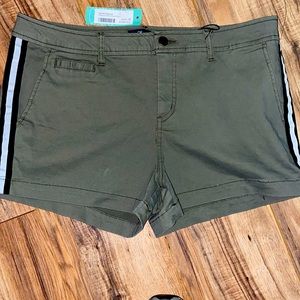 Market & Spruce Rebecca Side Stripe shorts